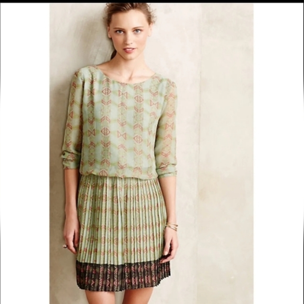 Chic Green Patterned Dress with Lace Hem Nwot